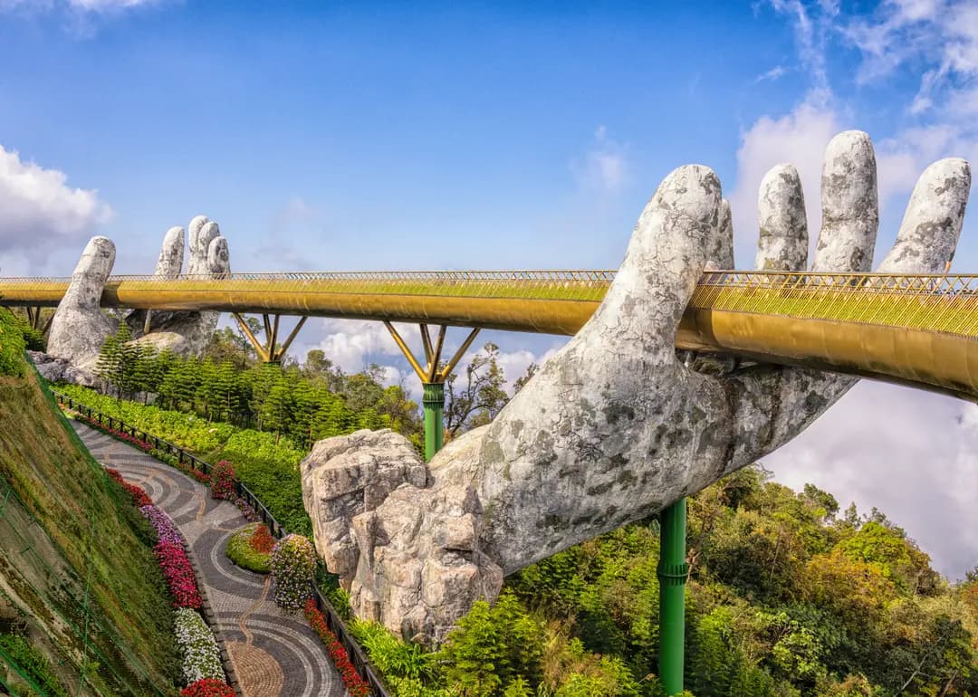 Cầu Vàng Bà Nà Hills giữa biển mây